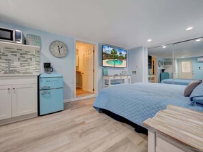 1 habitación y tabla de planchar con plancha 