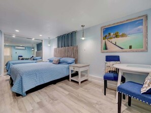 1 habitación y tabla de planchar con plancha 