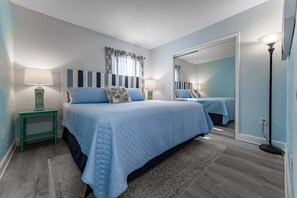 1 habitación y tabla de planchar con plancha