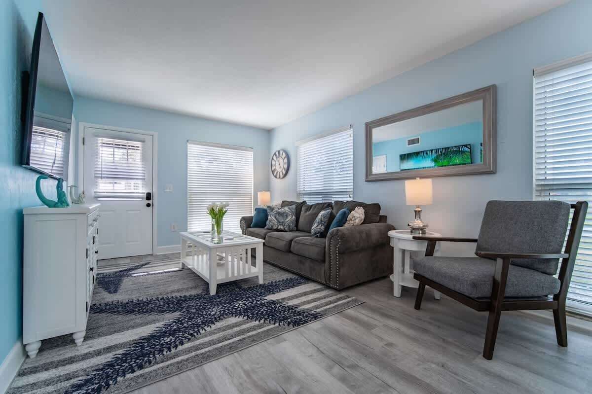 Siesta Shores: Shoreline Suite - King Bed - Pool! - Venice, FL