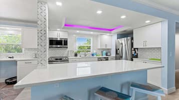 Refrigerador, microondas, horno y lavavajillas