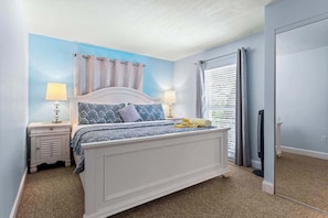 2 bedrooms, iron/ironing board, WiFi - Siesta Shores 2Bed/2Bath Heated Pool! (Sarasota)