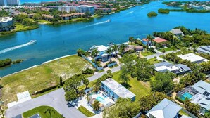 Luchtbeeld van een kustgebied met woonhuizen, een jachthaven en een rivier.