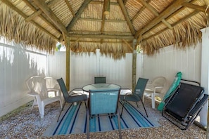 Outdoor dining - Siesta Shores 2Bed/2Bath Heated Pool! (Sarasota)
