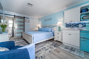 1 bedroom, iron/ironing board, WiFi - Sarasota - Siesta Shores Studio - King bed - Pool! (Sarasota)