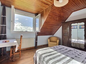 3 chambres, bureau, Wi-Fi gratuit, draps fournis