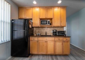 Kühlschrank, Mikrowelle, Toaster, Mixer