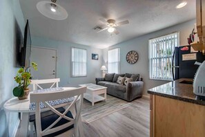 TV - Siesta Key 1/1 King bed “Sunset Suite” Pool Kayaks (Siesta Key)