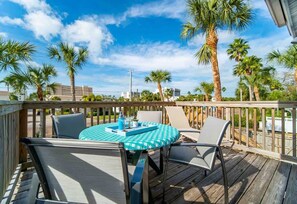 Outdoor dining - Siesta Key 1/1 King bed “Sunset Suite” Pool Kayaks (Siesta Key)