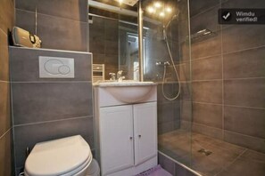 Serviettes fournies, savon, papier toilette