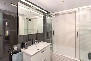 Douche, sĂšche-cheveux, bidet, serviettes fournies