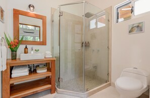 تجهيزات دش، مجففات شعر، مناشف، صابون