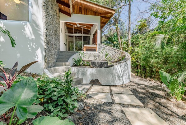 Property grounds - Walk to Beach, Surf, Tide Pools, Sunset & Yoga - 2 Bedroom Ensuite (Nosara)