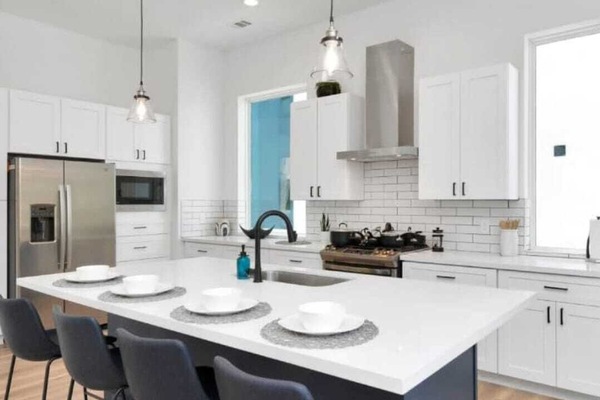 Køleskab, mikrobølgeovn, ovn, kogeplade