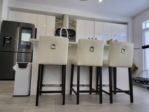 Dobbeltrom – classic | Oppholdsområde | En 65-tommers smart-TV med Parabol-TV