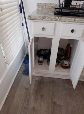 Fridge, microwave, oven, stovetop - The Coral House private upst. apt 5 min to beach (Fort Pierce)