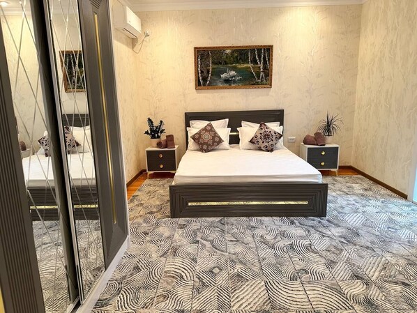 5 bedrooms, iron/ironing board, WiFi, bed sheets