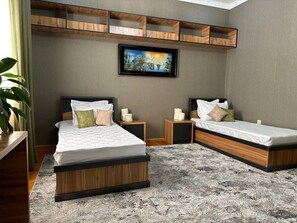 5 bedrooms, iron/ironing board, WiFi, bed sheets