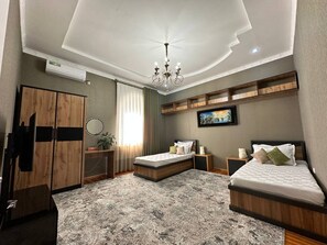 5 bedrooms, iron/ironing board, WiFi, bed sheets