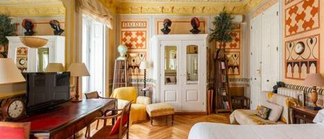 1 sovrum, skrivbord, strykjärn/strykbräda och resesäng