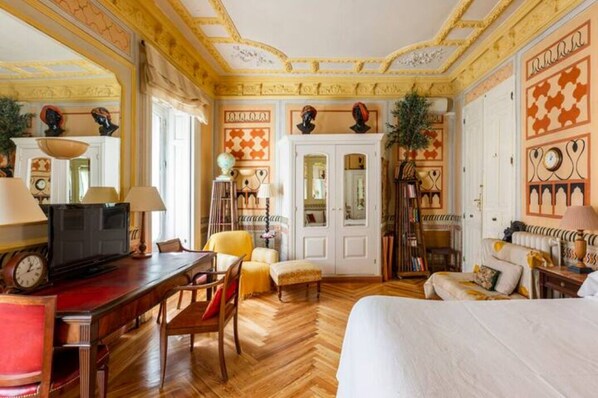 1 bedroom, desk, iron/ironing board, travel cot - Luminous Indian Suite with Two Balconies in Opera (Madrid)