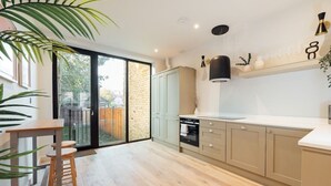 Unclassified image, 5 of 52, button - Luxurious & Modern | Honor Oak Apartment (Greater London)