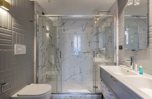Junior Suite 1 | Bathroom | Shower, rainfall showerhead, free toiletries, hair dryer - Migliori Collection Piazza Navona 71 (Rome)