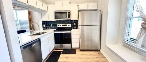 Réfrigérateur, micro-ondes, four, plaque de cuisson