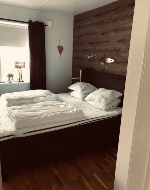 3 bedrooms, iron/ironing board, travel cot, WiFi