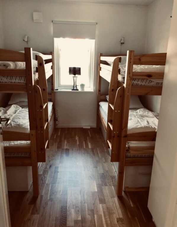 3 عدّة غرف نوم ومكواة/لوح كي وسرير سفر وواي فاي