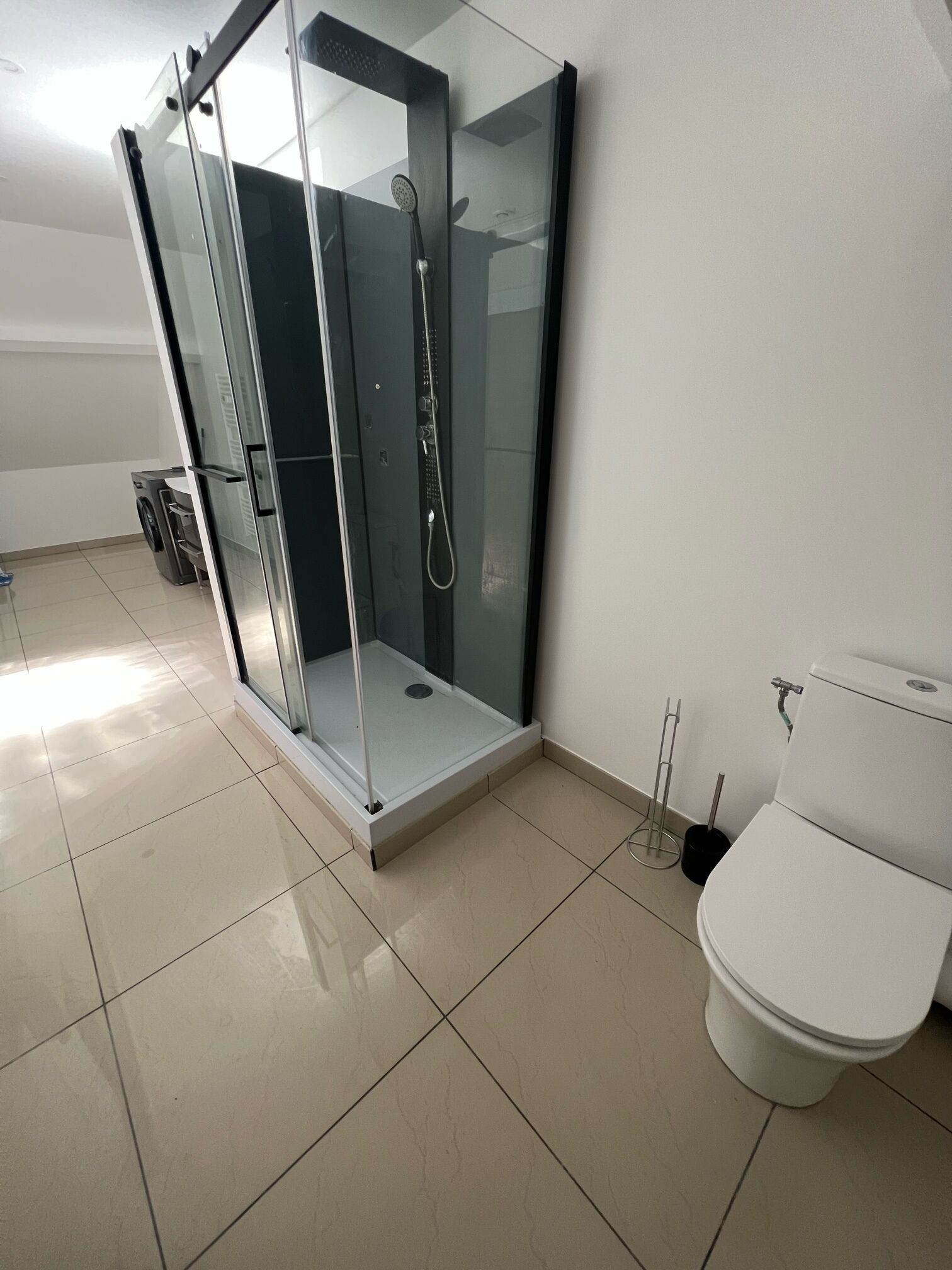 Douche, sèche-cheveux, serviettes fournies, papier toilette