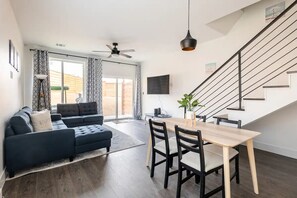 Interior - Lake Vacay & Golfing in minutes! Stylish New Townhouse w/Private Yard & Grill (Lago Vista)