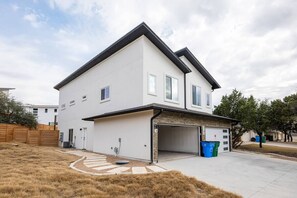 Exterior - Lake Vacay & Golfing in minutes! Stylish New Townhouse w/Private Yard & Grill (Lago Vista)