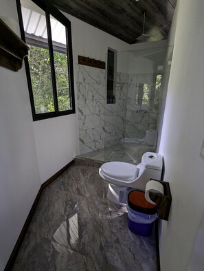 Secadora de cabello, toallas, jabón, papel de baño 