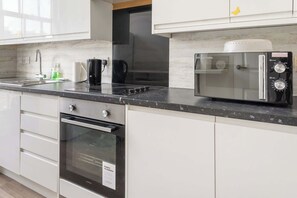 Fridge, microwave, oven, stovetop - Stylish 2-Bed Flat in Edinburgh with Great Views (Edinburgh)