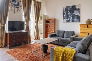 Living area - Stylish 2-Bed Flat in Edinburgh with Great Views (Edinburgh)