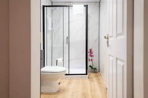 Shower, hair dryer, shampoo - Stylish 2-Bed Flat in Edinburgh with Great Views (Edinburgh)