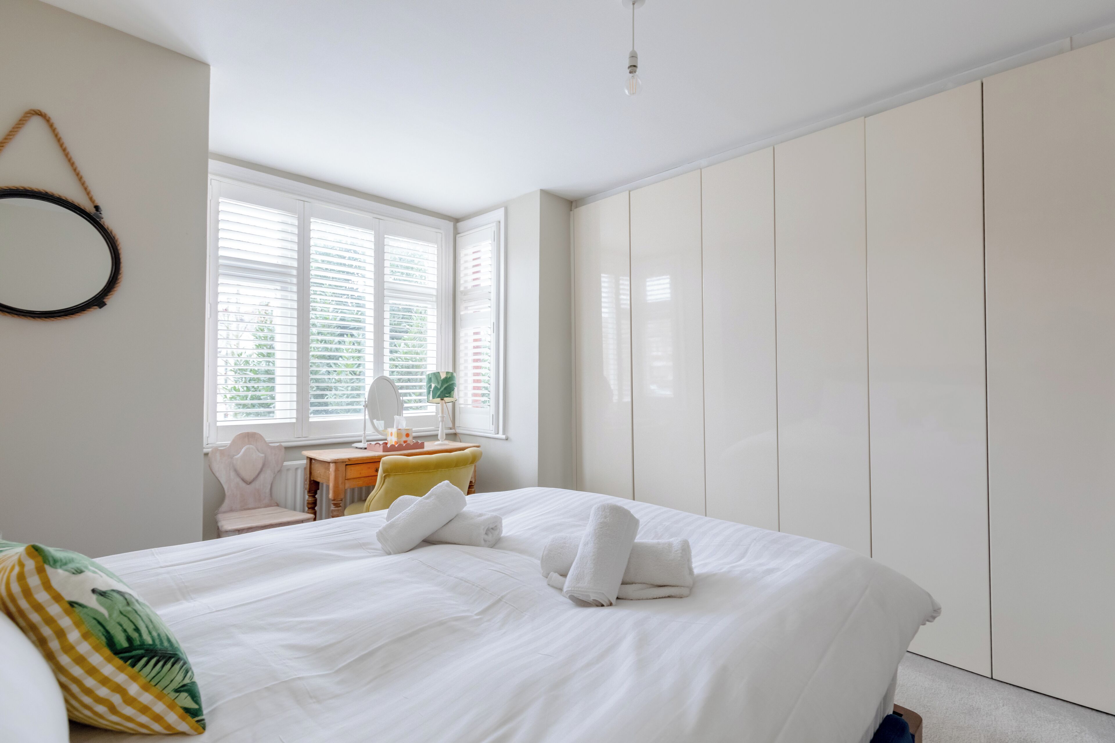 2 bedrooms, iron/ironing board, internet, bed sheets