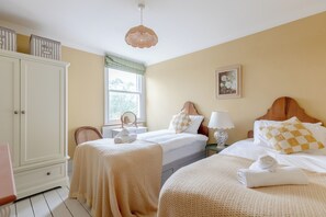2 bedrooms, iron/ironing board, Internet, bed sheets