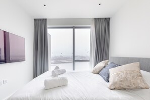 1 bedroom, desk, iron/ironing board, internet - Ravishing 1BD Flat - 2 minute walk from the O2! (London)