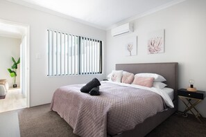 3 slaapkamers, een strijkplank/strijkijzer, gratis wifi, beddengoed