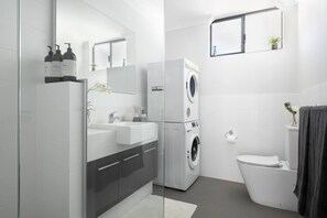Hair dryer, towels - 3BR Sanctuary: Riverside Escape Near Freo & Perth (Attadale)