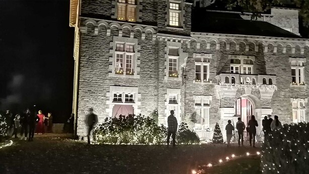 Suuri kivirakennus, jossa on useita ikkunoita ja keskeinen sisäänkäynti.