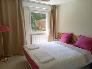 3 chambres, bureau, fer et planche à repasser, lit parapluie