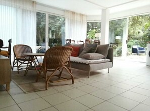 TV connectée, lecteur de DVD, livres, écrans d'ordinateur