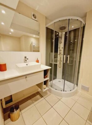 Dusche, umweltfreundliche Kosmetikartikel, Haartrockner, Handtücher