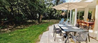 Garden level, private plot 400 m² in the heart of the woods, 1 mn walk from the sea