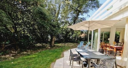 Garden level, private plot 400 m² in the heart of the woods, 1 mn walk from the sea
