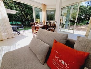 Älytelevisio, DVD-soitin, kirjoja, tietokoneen näyttö