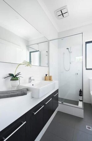 Hair dryer, towels - The Ultimate Perth Hub: 2BR near River Freo & City (Attadale)